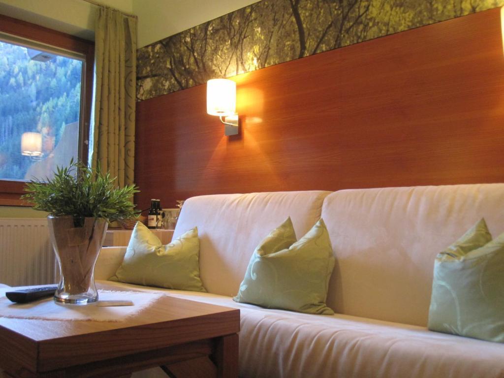 Hotel Garni Romantika Sankt Leonhard im Pitztal Phòng bức ảnh