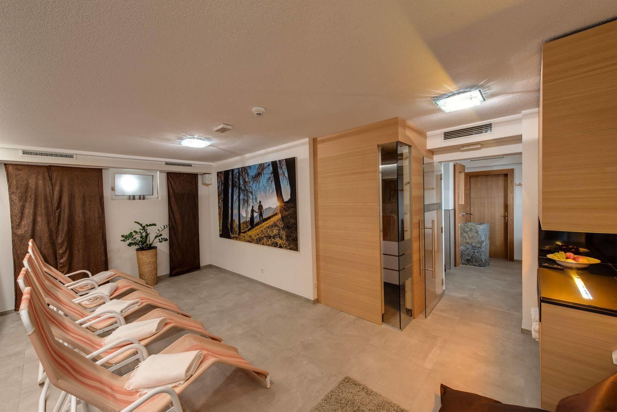 Hotel Garni Romantika Sankt Leonhard im Pitztal Ngoại thất bức ảnh