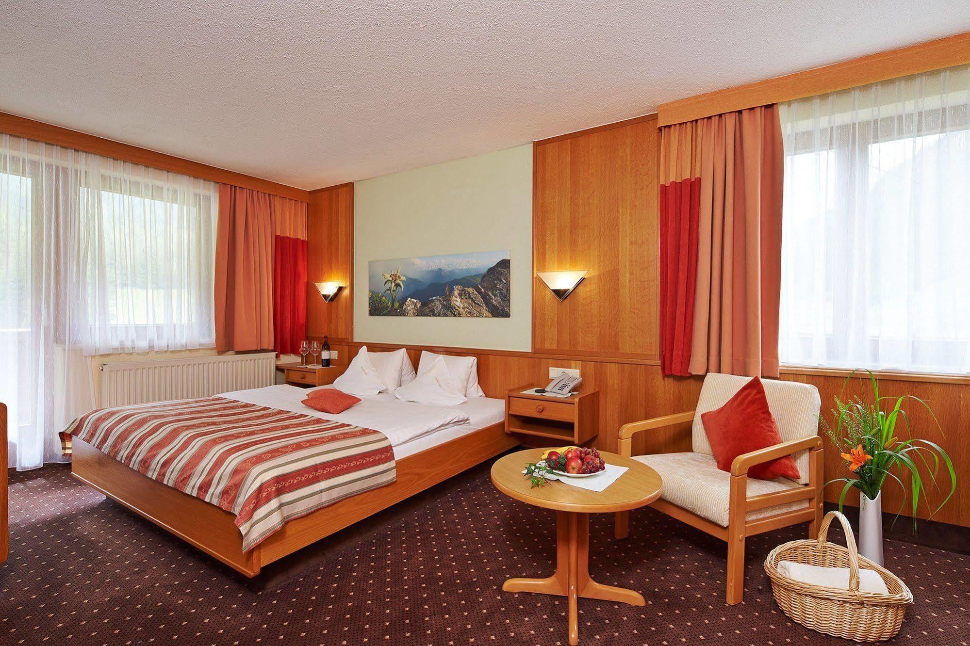 Hotel Garni Romantika Sankt Leonhard im Pitztal Ngoại thất bức ảnh