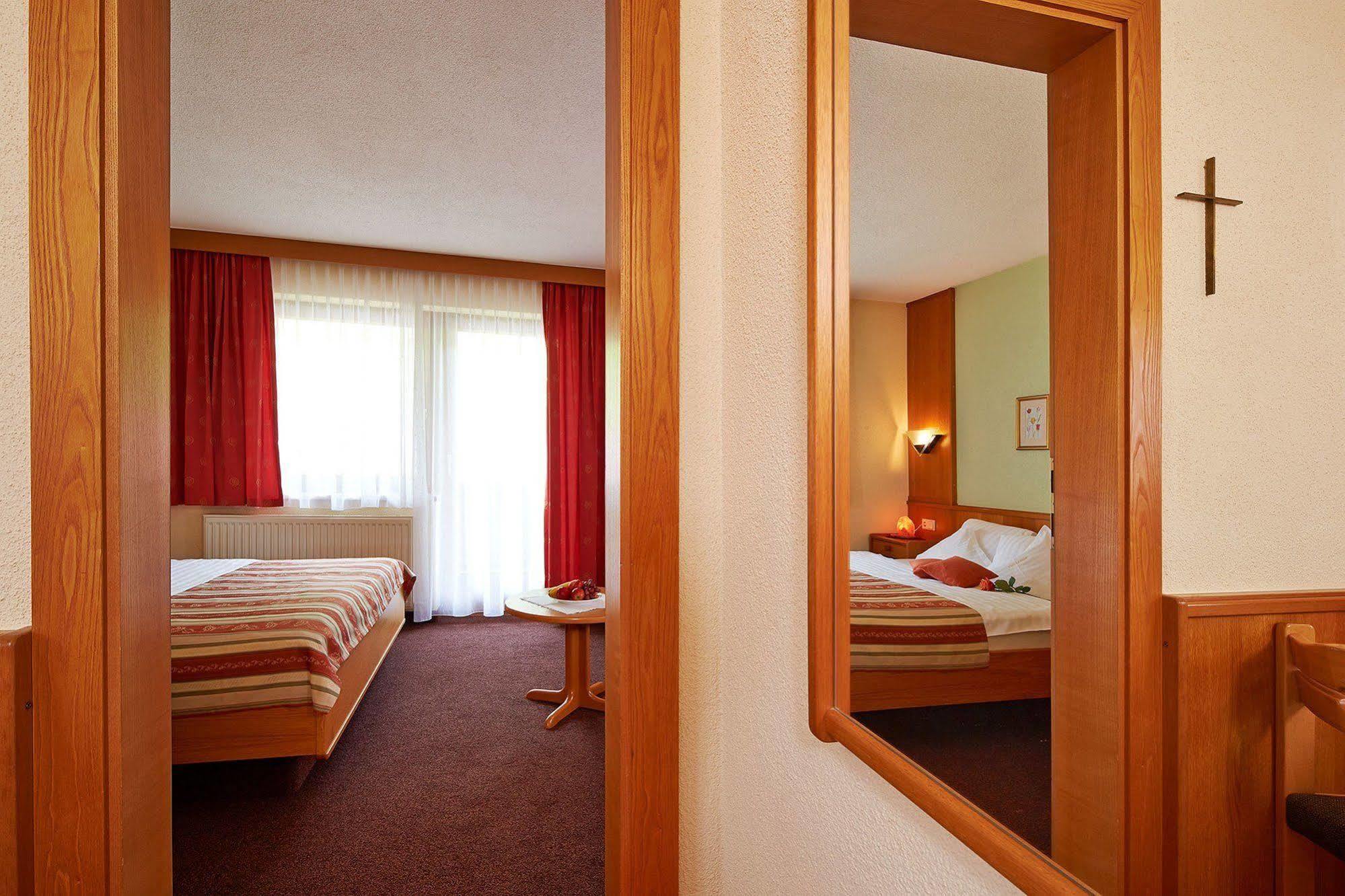 Hotel Garni Romantika Sankt Leonhard im Pitztal Ngoại thất bức ảnh